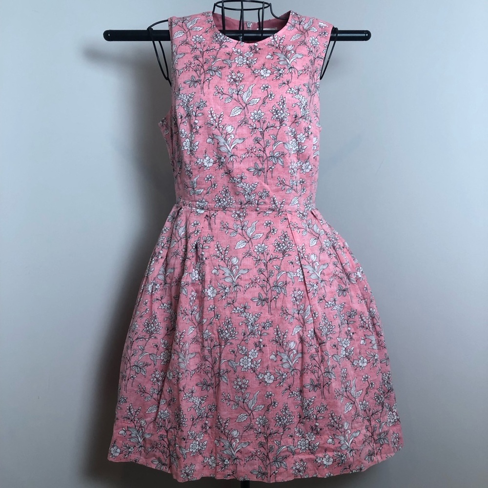 Adorable dress with a 50’s vintage flair!
